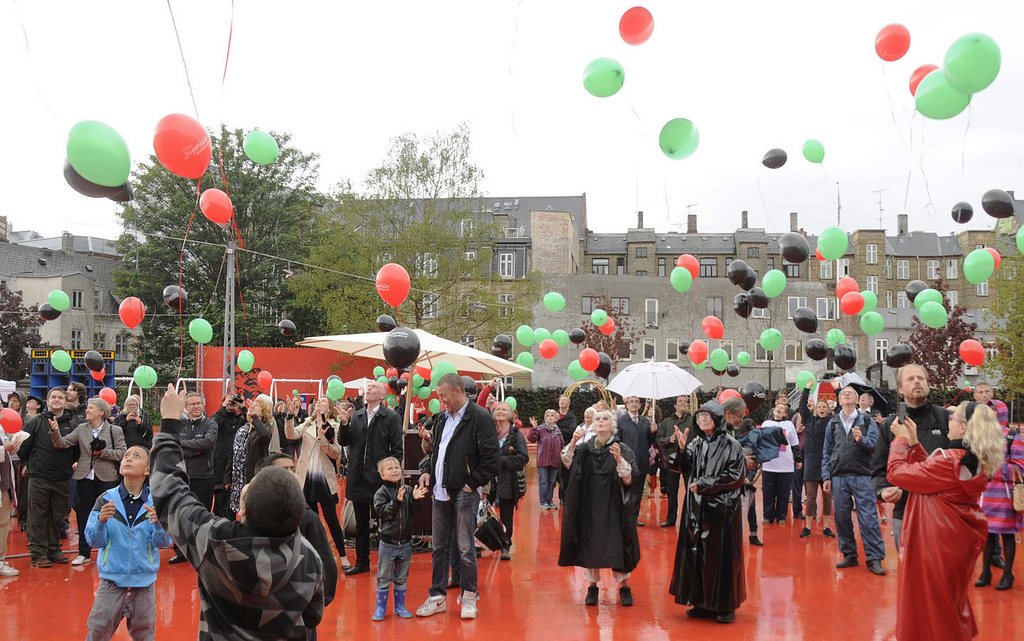 picture of many people with colourful balloons at Superkilden