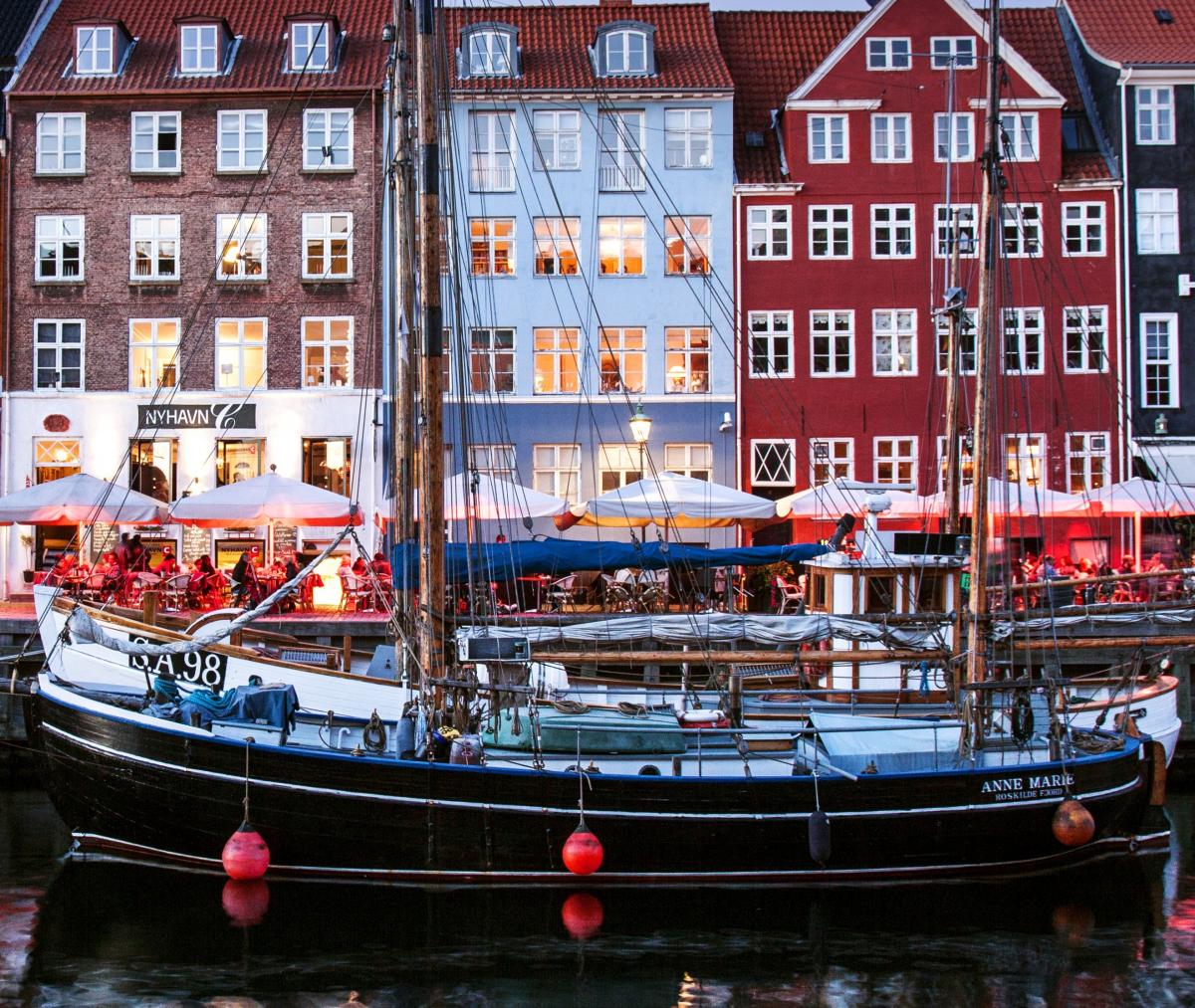picture of Nyhavn with a boat and colourful houses