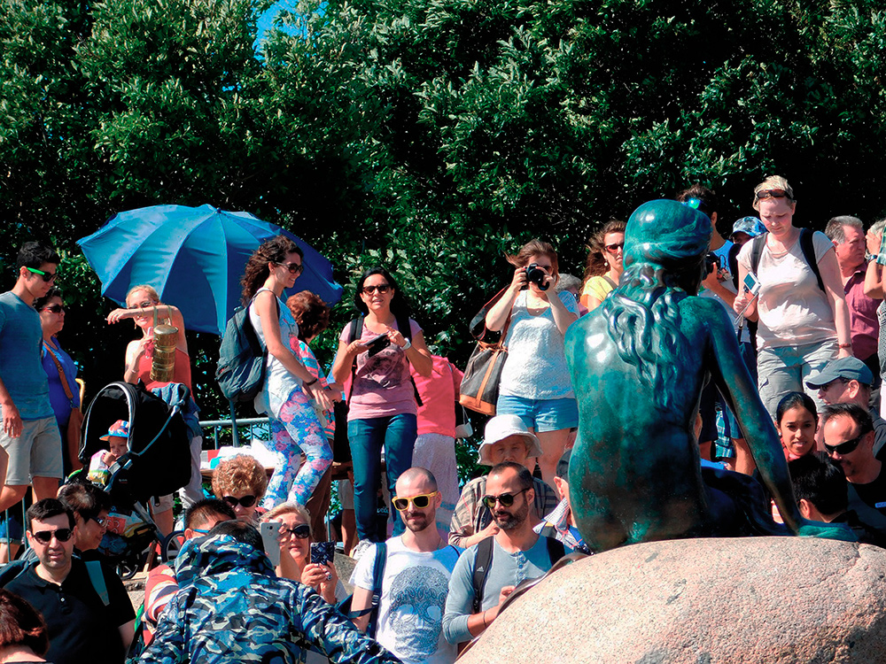 picture of tourists at The Little Mermaid