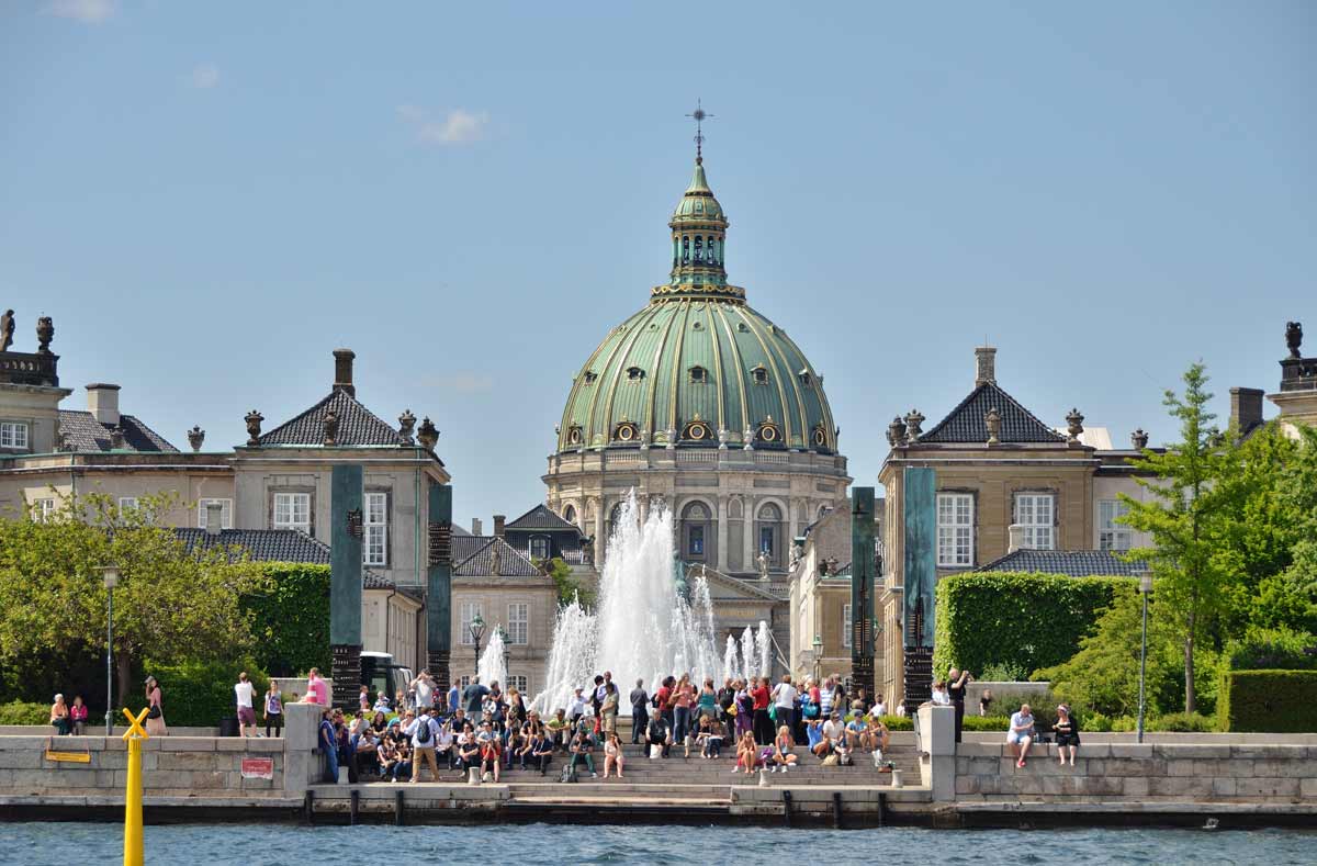 picture of Marmor Church and the fountain near Amalienborg Castle