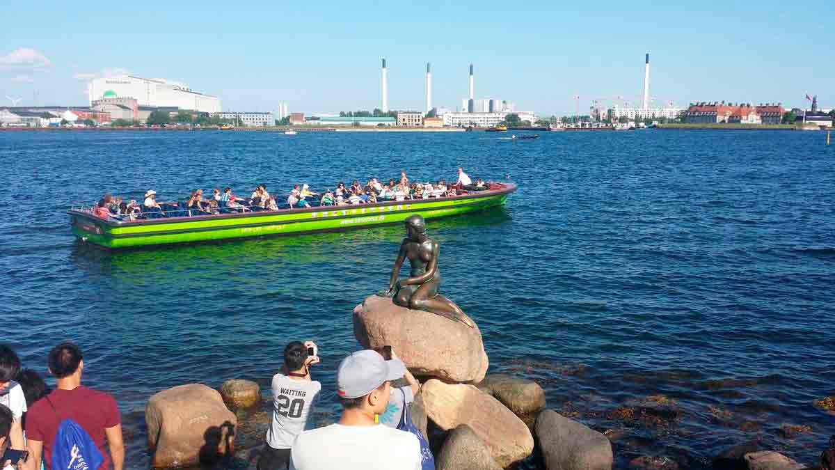 picture of The Little Mermaid and a canal tour boat with tourists