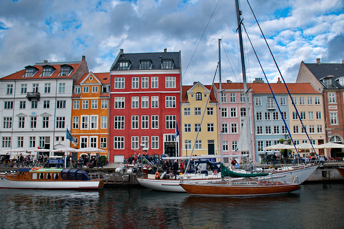 picture of Nyhavn with a boat and colourful houses