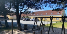 Vandrehjemmet set fra legepladsen 