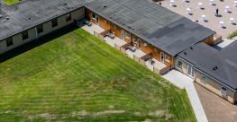 Luftfoto af Danhostel Tønder Byferie med værelser og grønne fællesarealer