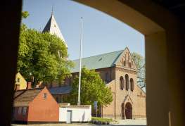 Kig til Sct. Bendts Kirke lige overfor Danhostel Ringsted