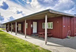 Værelser med privat terrasse med havemøbler