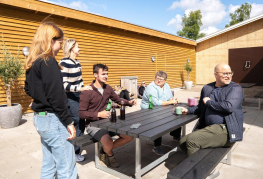 Gårdmiljøet ved gæstekøkkenet / multibanen. 