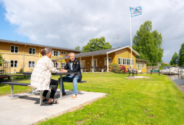 Vi har en smuk have med udsigt til vandet. 