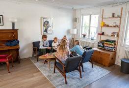 Dagligstuen benyttes ofte af vores unge gæster som spiller kort eller brætspil. 