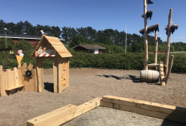 Legeplads med hoppepude, skal, boldbaner mv. 