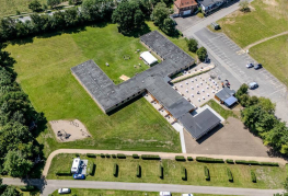 Dronefoto af Danhostel Tønder Byferie med store udendørsarealer og parkering