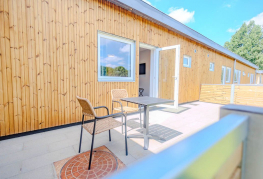 Privat terrasse foran værelser på Danhostel Tønder Byferie