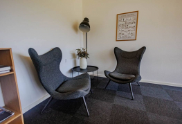 Hyggelig lounge med lænestole på Danhostel Tønder Byferie