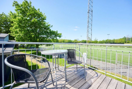 Balkon med udsigt over sportsanlæg ved Danhostel Vejen Sport Resort 