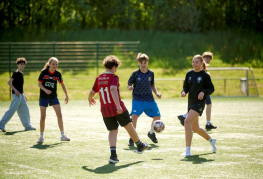 Unge spiller fodbold ved Danhostel Vejen Sport Resort.