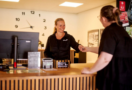 Værter foran Danhostel Vejen Sport Resort.