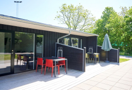 Moderne hytte ved Danhostel Vejen Sport Resort.