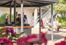 Gårdhave med grillområde sommer Danhostel Vejle