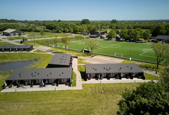Luftfoto af Vejen Idrætscenter og Danhostel Vejen Sport Resort.
