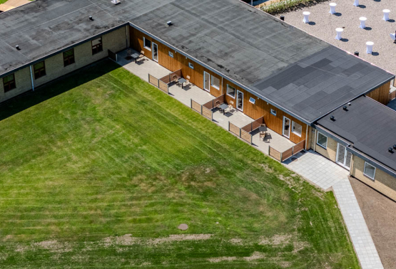 Luftfoto af Danhostel Tønder Byferie med værelser og grønne fællesarealer
