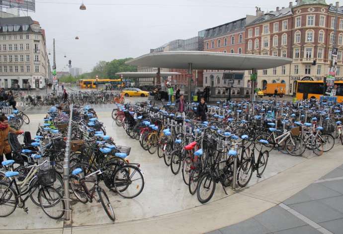 Danhostel Paints Nørreport Station Blue with New Bicycle Seat Covers