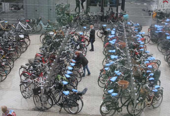 Danhostel Paints Nørreport Station Blue with New Bicycle Seat Covers