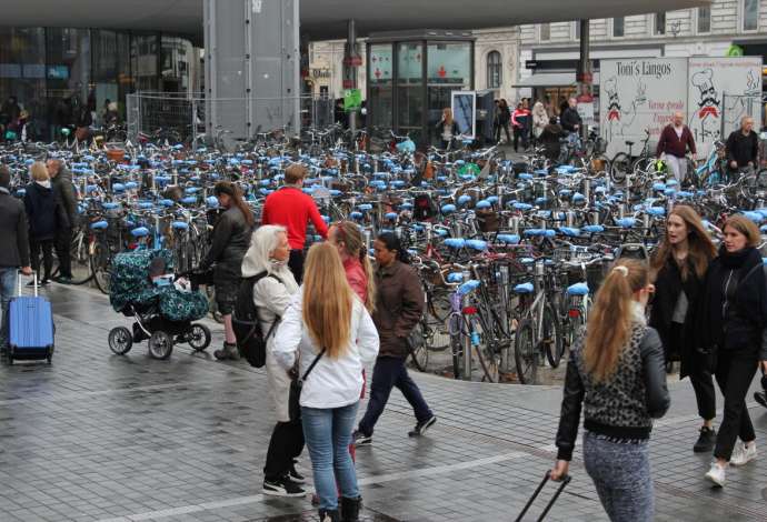 Danhostel Paints Nørreport Station Blue with New Bicycle Seat Covers