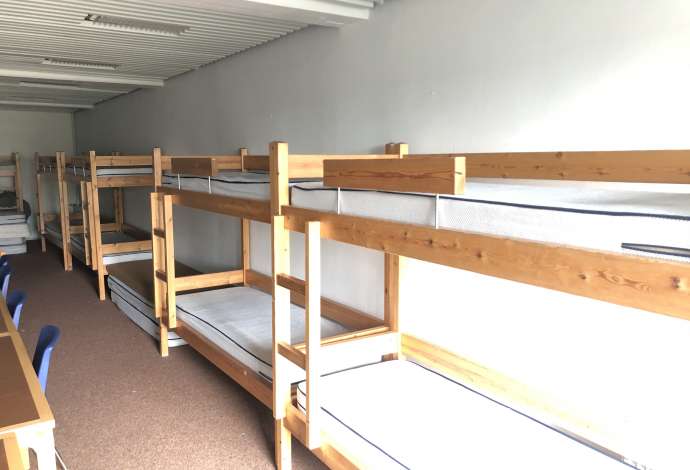 Der er senge nok til at skabe rigtigt lejrskolestemning på Danhostel Skansen / Nørresundby. Om besøget skal klares på mindre værelser, eller i kælderen hvor et fælles sovrerum befinder sig.