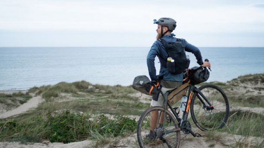 Upptäck Danmarks bästa cykelrutter och planera en aktiv semester på två hjul. Här hittar du inspiration till Västkustrutten, Hærvejen, Bornholm runt, Fyn och flera natursköna cykelvägar – med Danhostel nära vägen för bekvämt boende under hela cykelsemestern.